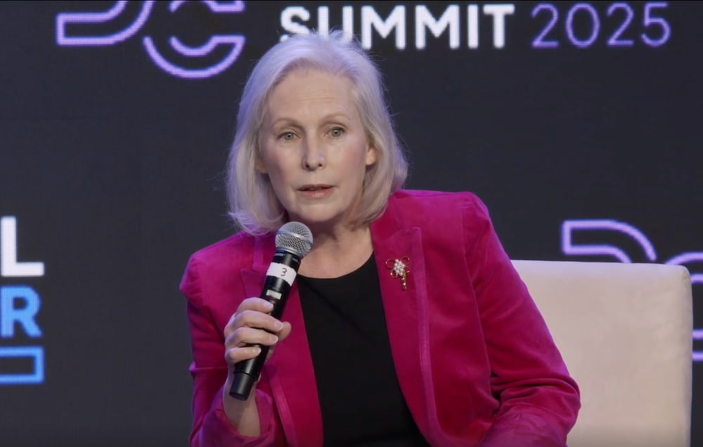 Сенатор Гиллибранд: стейблкоины с доходом угрожают банковской системе